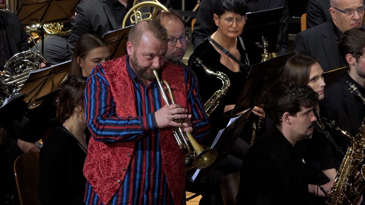 Das Sinfonische Blasorchesters im Landkreis Passau spielt...