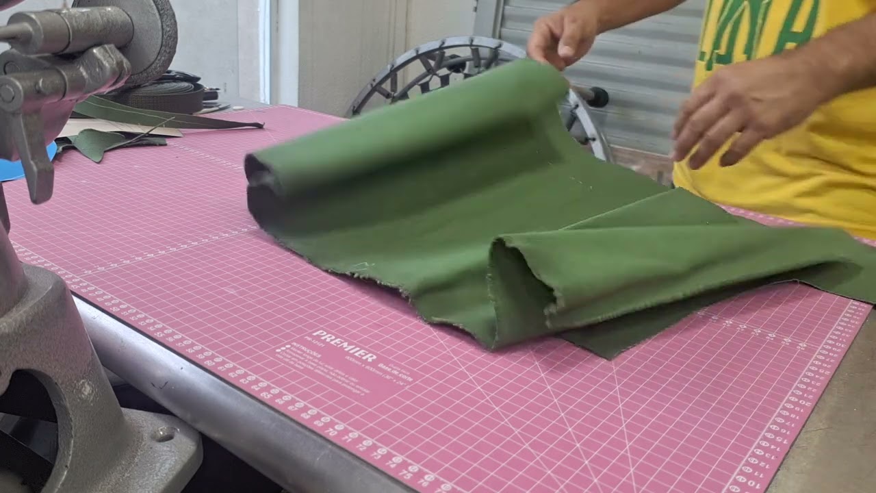 Cortando lona encerada - bolsa de ferramentas