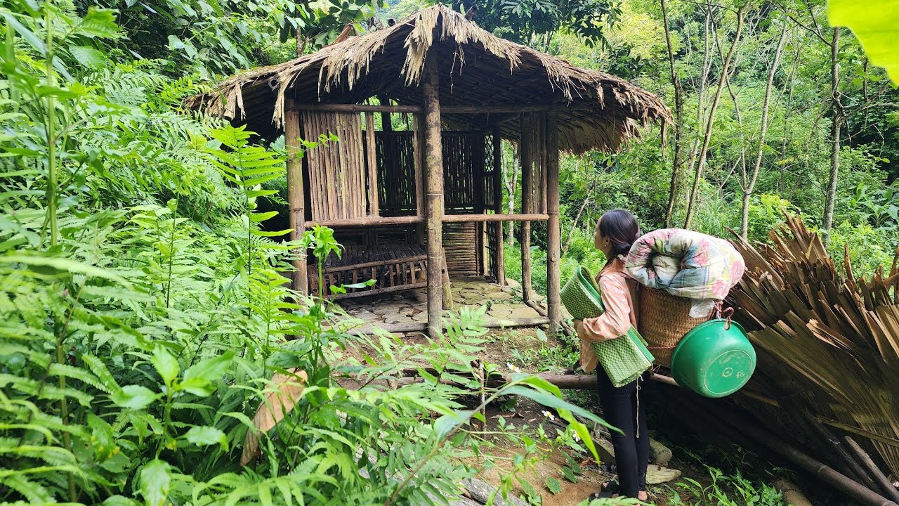 8-month pregnant single mother forced to live alone in abandoned house deep in the woods