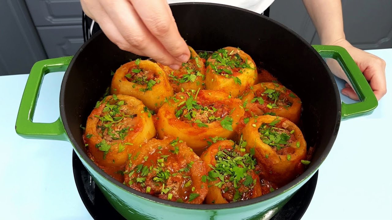 Nimeni nu va refuza o portie. Cartofi umpluti cu carne tocata, in sos de rosii