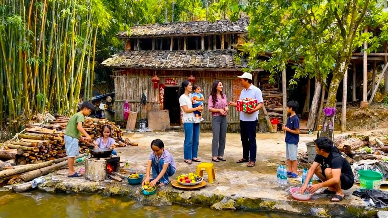 【一家七口隐居深山】今天越南叔叔来家里看石榴，妈妈准备做饭，孩子们帮妈妈干活！#农村生活#亲子