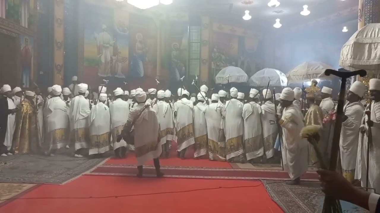እንዘ ተሐቅፊዮ ለሕፃንኪ ጽጌ ፀዓዳ ወቀይሕ። ቀዳማይ ሰንበት