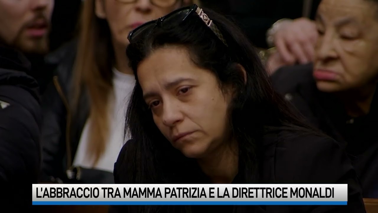 L'abbraccio tra mamma Patrizia e la Direttrice Generale del 