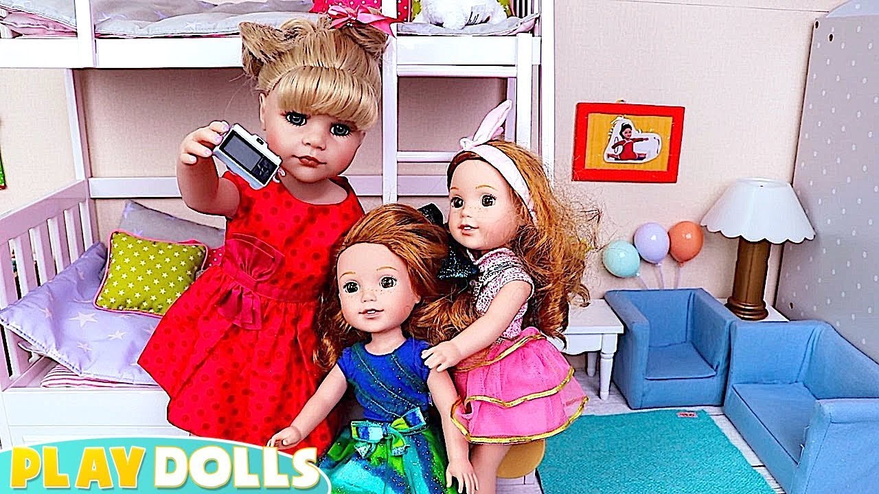 Mama doll makes surprise birthday party for twin sisters. PLAY DOLLS family tradition