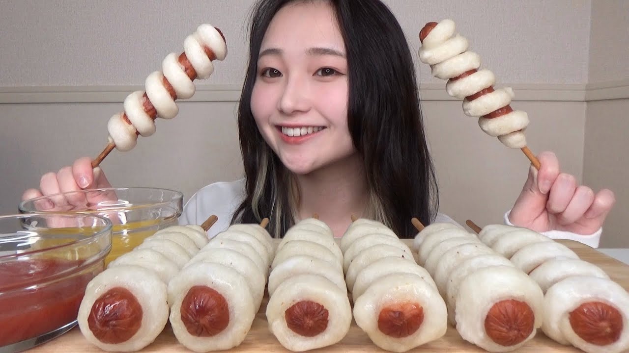 【モッパン】お餅をソーセージに巻き付けた「もちもちドッグ」を大食いしてみた。
