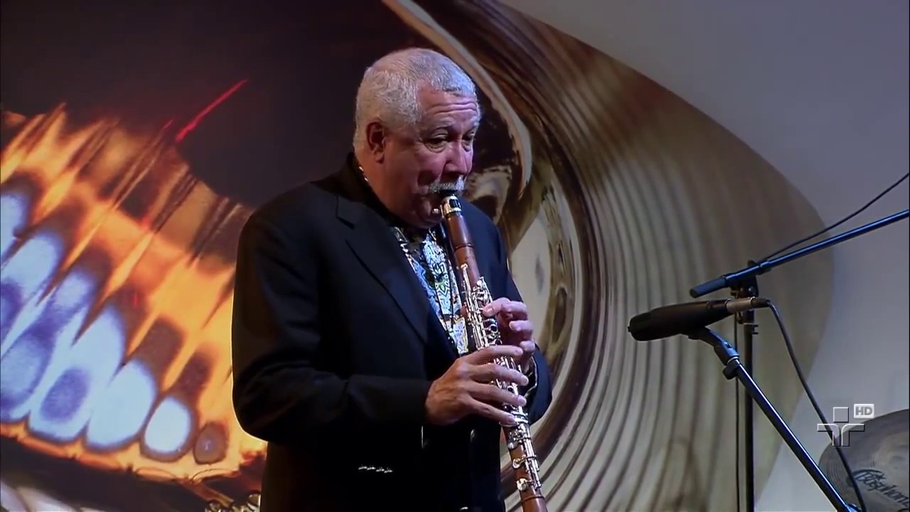 Tocando 1X0 com Paquito e Trio Corrente no programa Metr&oacute;polis
