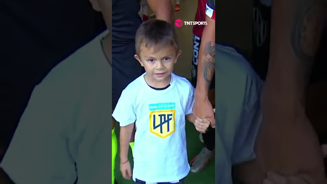 El #PulgaRodriguez sali&oacute; a la cancha con sus hijos 😍#LPFxTNTSports