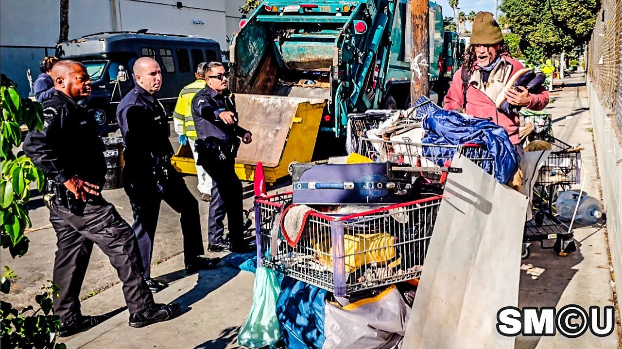 𝗟𝗔𝗣𝗗 𝗢𝗡 𝗦𝗖𝗘𝗡𝗘: Police Oversee Clearing of Homeless Encampments in Coordinated Venice Sweep