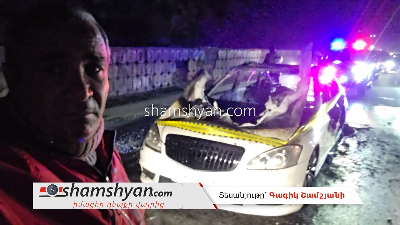 Возле статуи орла в движущемся автомобиле Mercedes вспыхнул пожар; есть пострадавшие.