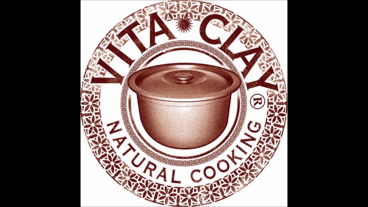 Dr  Warren talking food with Vita Clay's Leah Anduiza