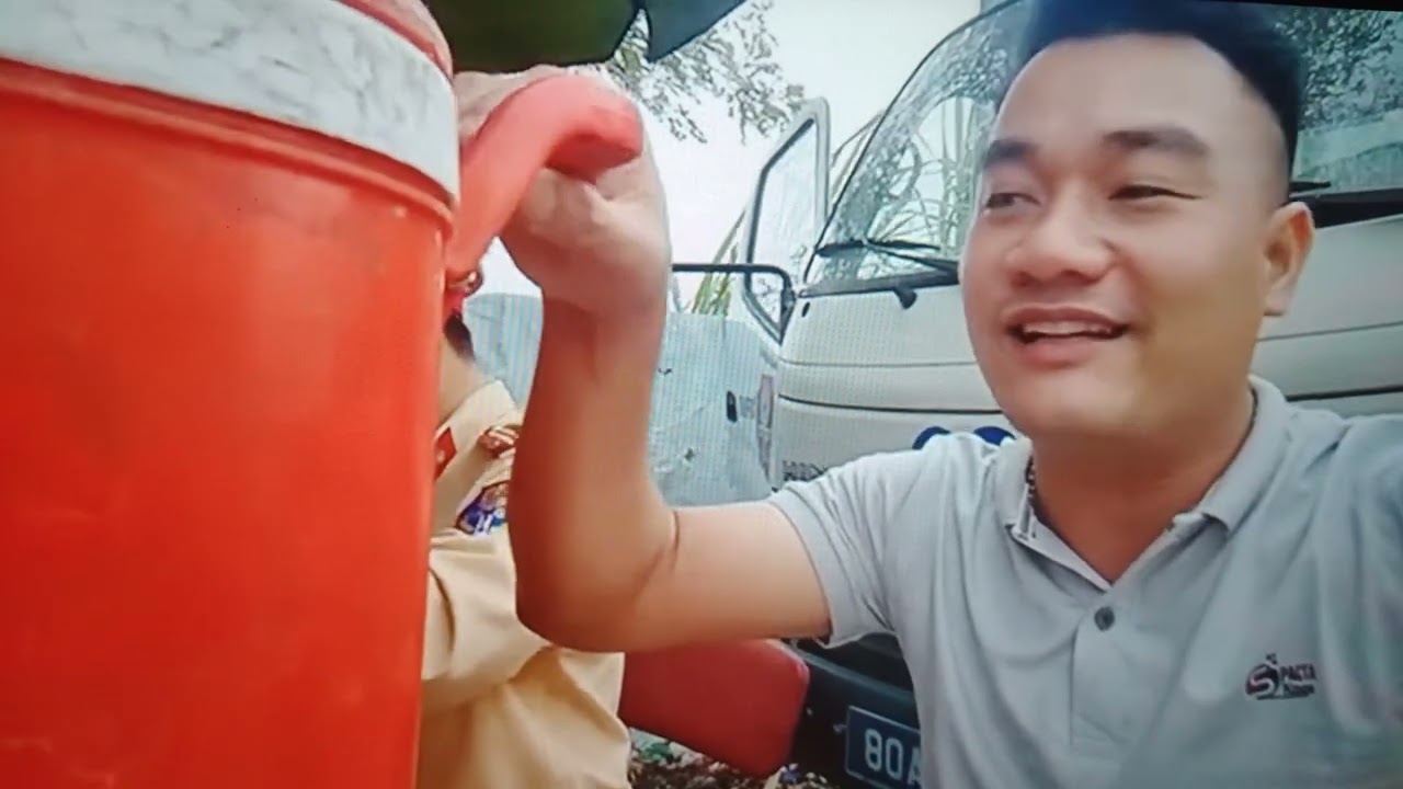 vô lăng TV lại gặp cảnh sát giao thông lại được nhắc nhở