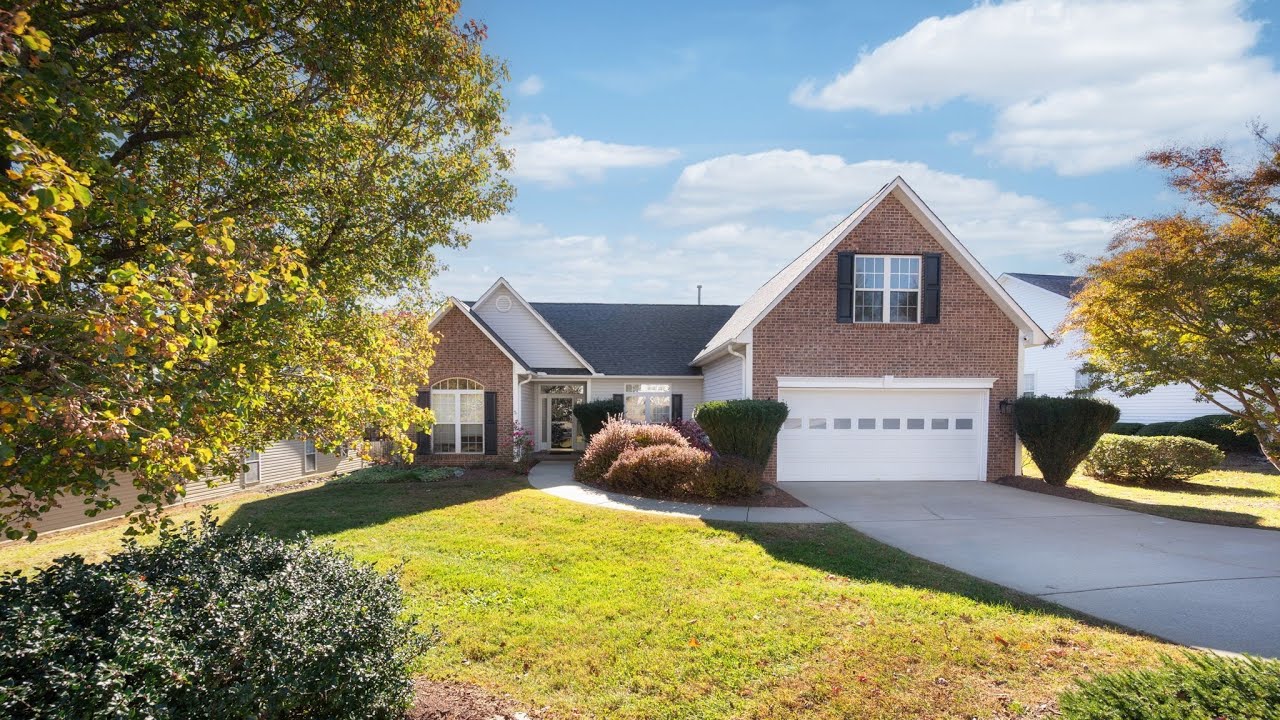 Virtual Walkthrough - 207 Farm Creek Drive E, Asheville, NC 28806