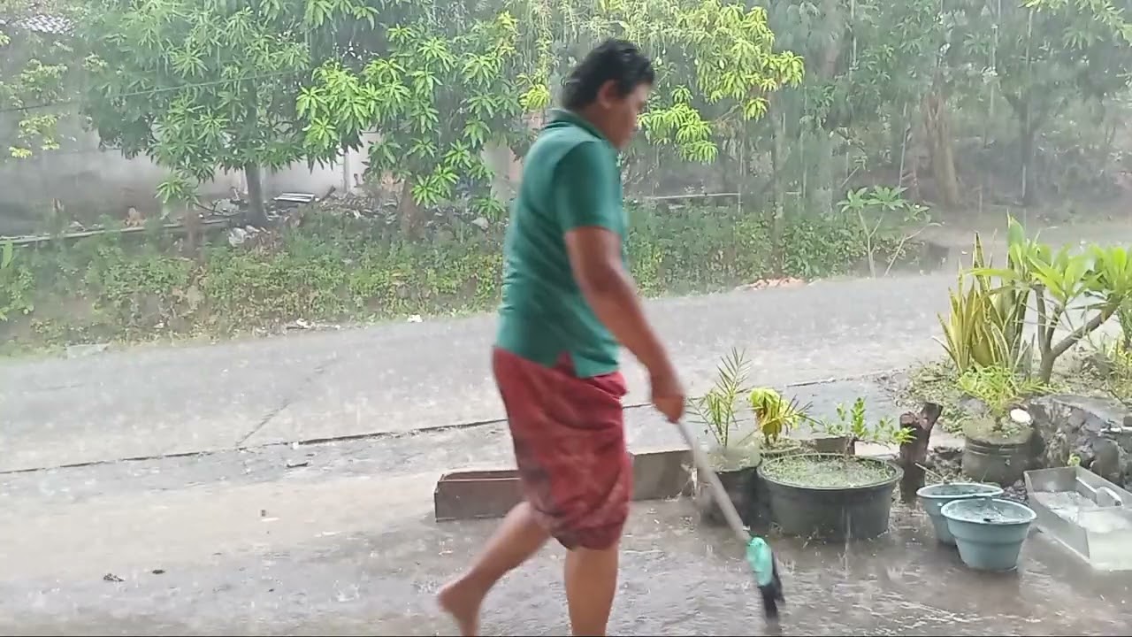 Rain rain hujan deras dengan guntur mengglegar di desaku saat ini hawa dingin untuk relax