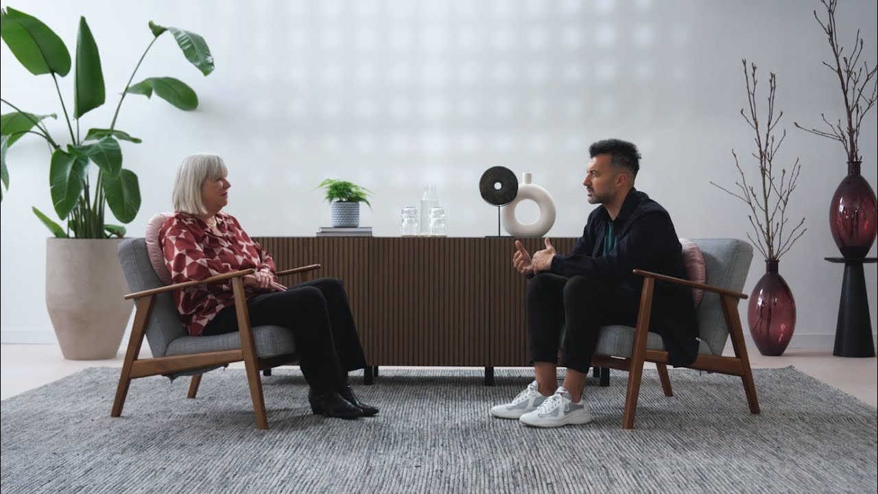 Özcan Akyol in gesprek met Rhodia Maas - IND