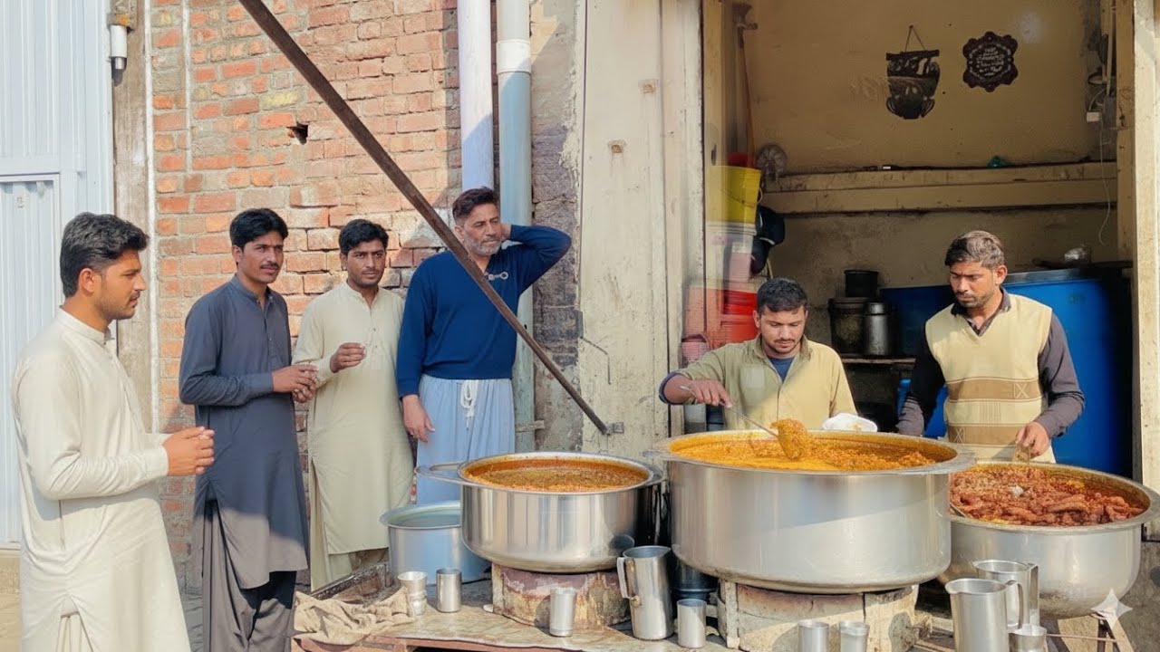 70/- Rs 50 YEARS OLD ROADSIDE DHABA | CHEAPEST STREET FOOD COOKING - PAKISTANI STREET FOOD BREAKFAST