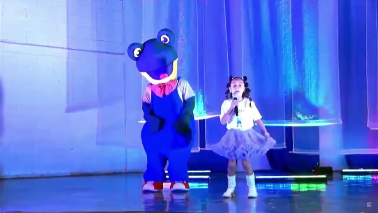 Cantando y Bailando en mi Presentacion de RHENNE En La Salle de Monclova