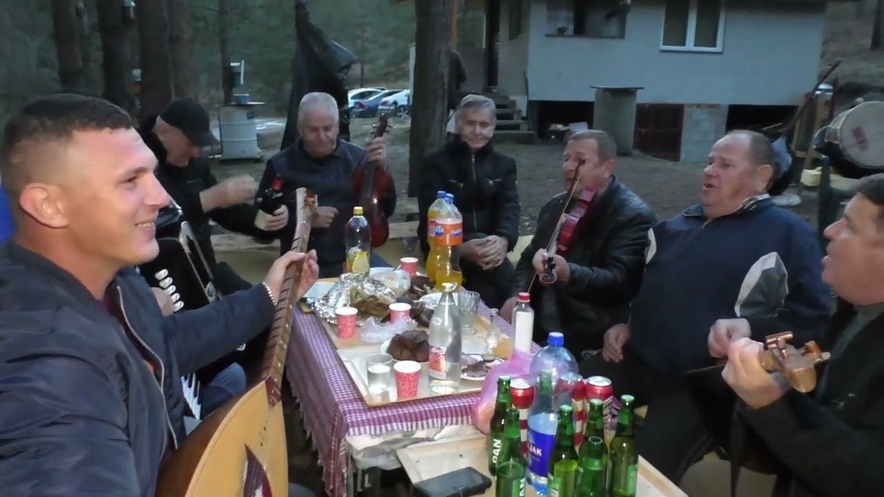 Urodile ranke kruške. Izvorne pjesme: Asim, Razem, Mujo, Bebe & Rikonja.