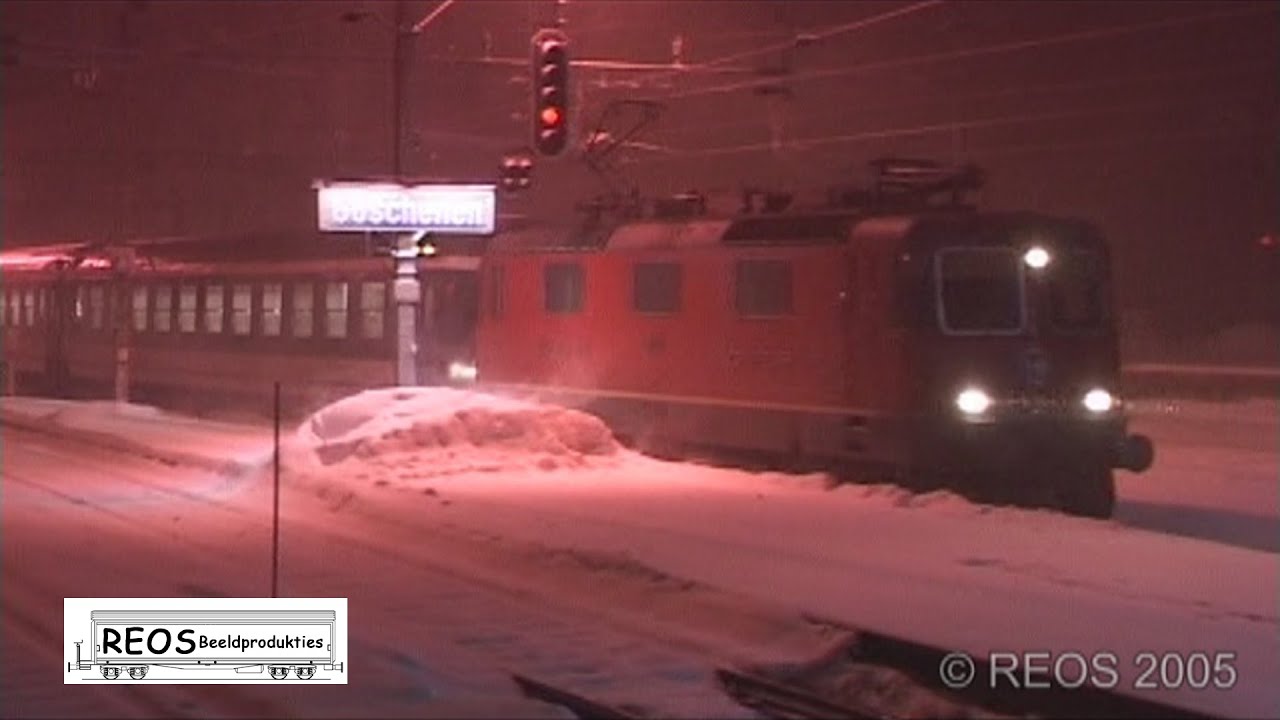 2005 [SDw] Göschenen in real Winter, stunning nightshot's, "feel" the atmosphere of train vs snow!