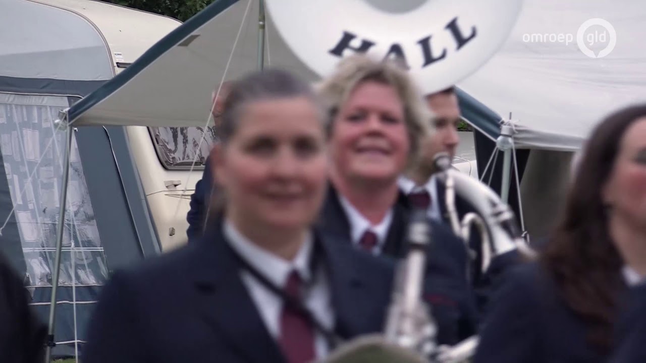 Muzikaal dauwtrappen: fanfare toetert nudistencamping wakker in Hall