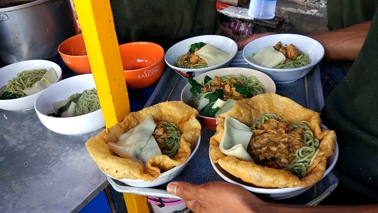 GOKILL !!! MIE AYAM HIJAU MANGKUKNYA BISA DIMAKAN | YOGYAKARTA STREET FOOD #BikinNgiler