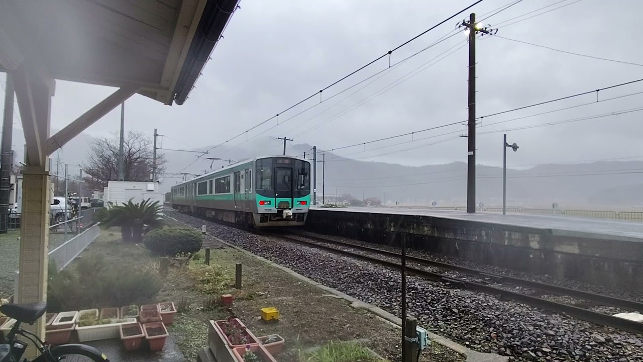 小浜線雨の中十村駅125系到着