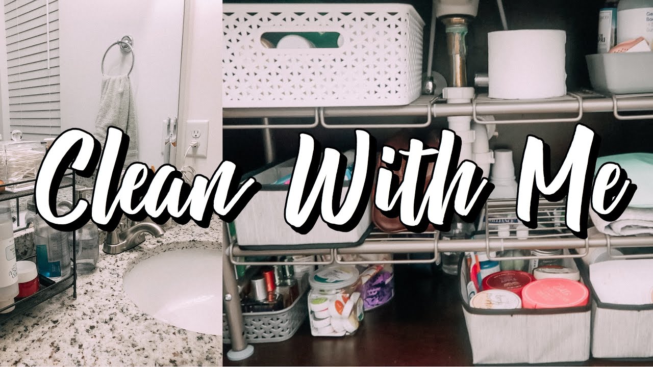 Deep Cleaning and Organizing my Small Bathroom || huntermerck