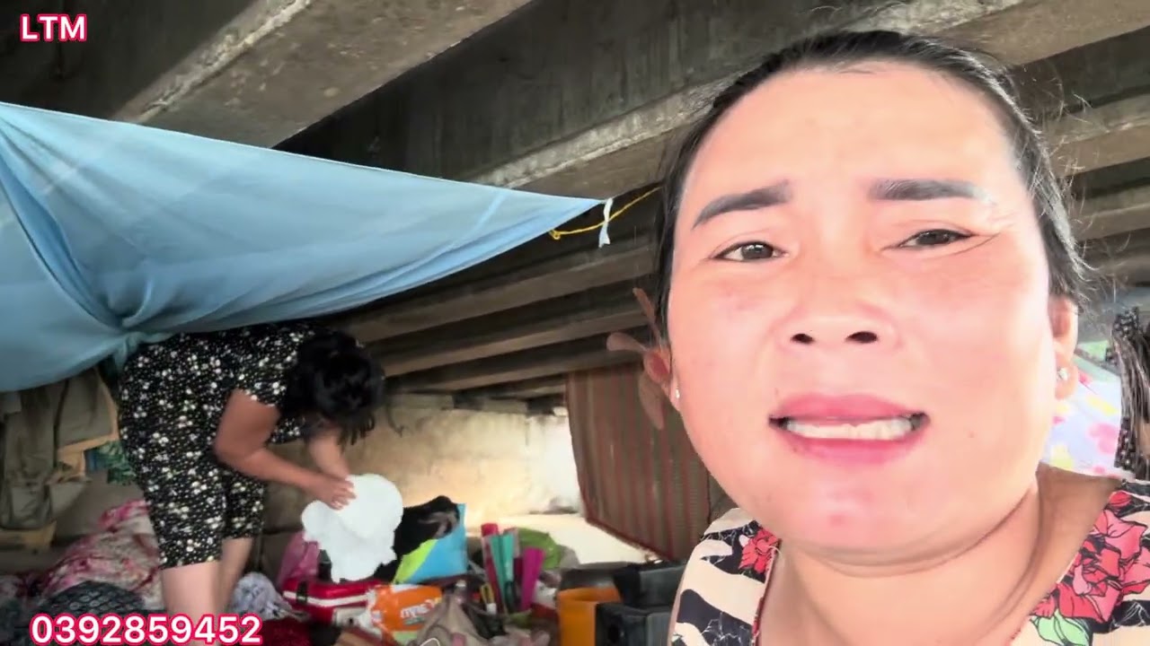 Buổi sáng em Loan lên tắm rửa cho chị Ba coi chị Ba có thiên giảm hay không