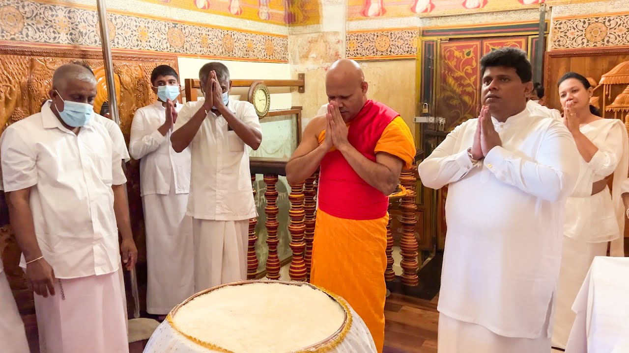 නව වසරේ අලුත් සහලින් පිළියෙළ කළ දානය දළදා හාමුදුරුවන් අභියස පූජා කරයි.