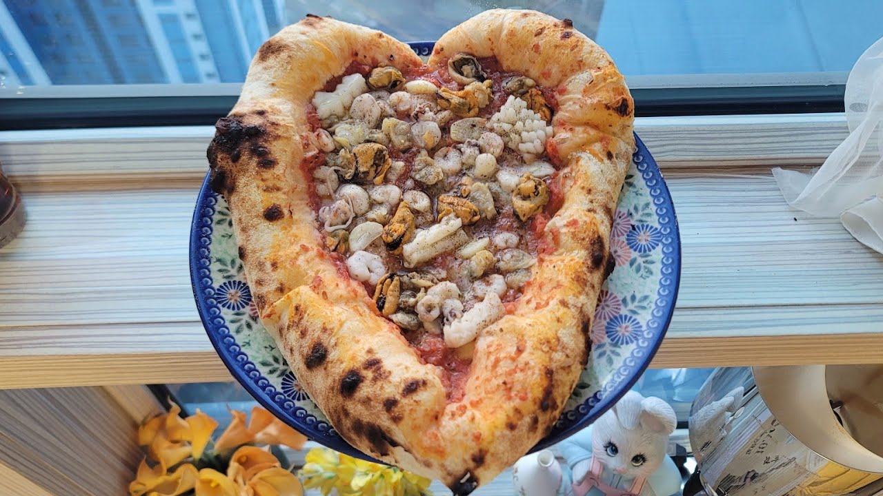 #84번째) - 하트모양 모듬해산물 피자-(Heart-shaped Spicy Seafood Pizza) ハート形の海鮮盛り合わせピザ Pizza a forma di cuore.
