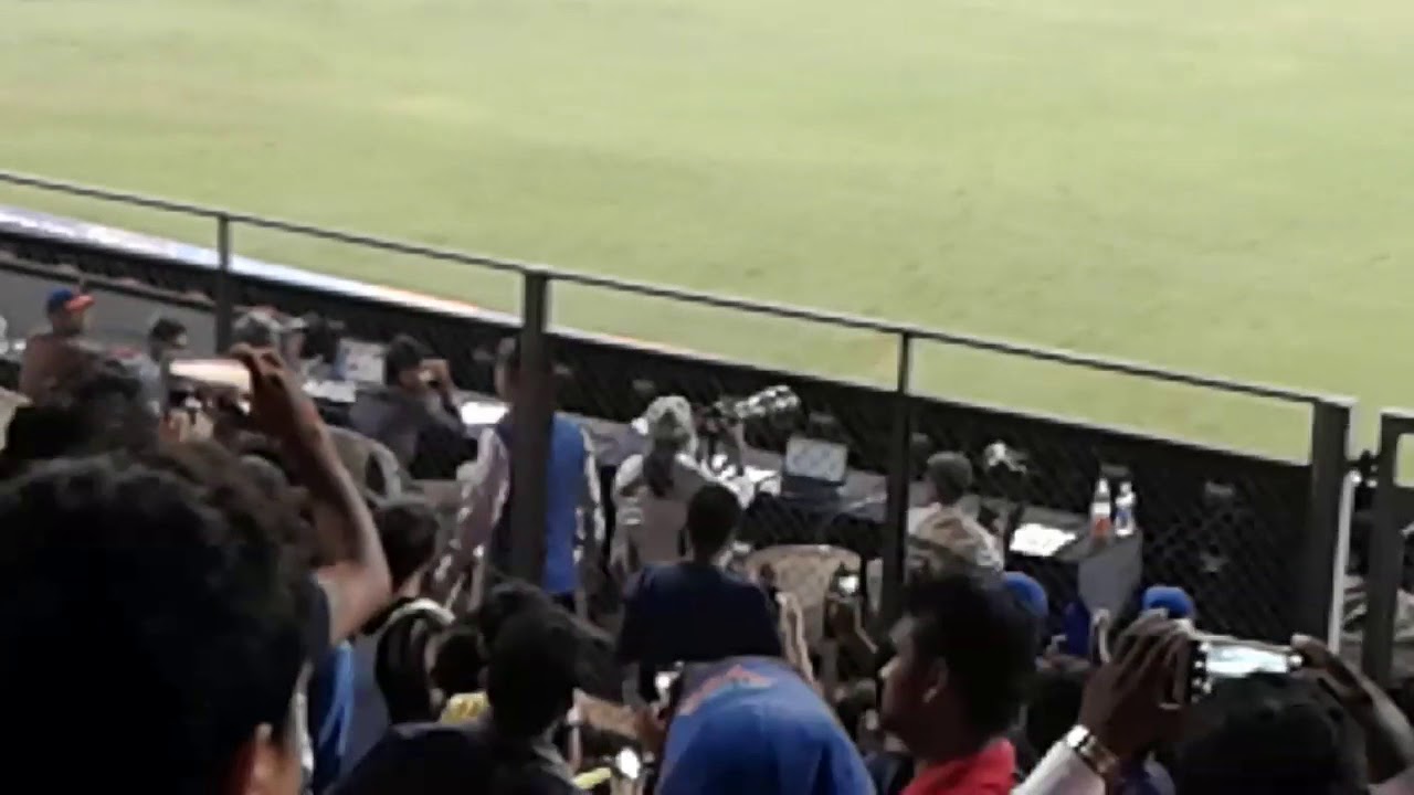 Brett Lee Greet His One of Indian Fan During IPL Match at Wankhede Stadium.