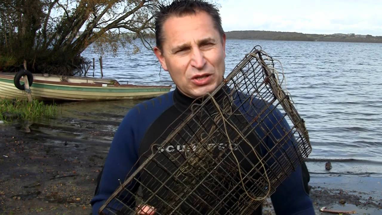 Poaching in Ireland: removal of illegal crayfish traps. Браконьерство в Ирландии: ловушки на раков.
