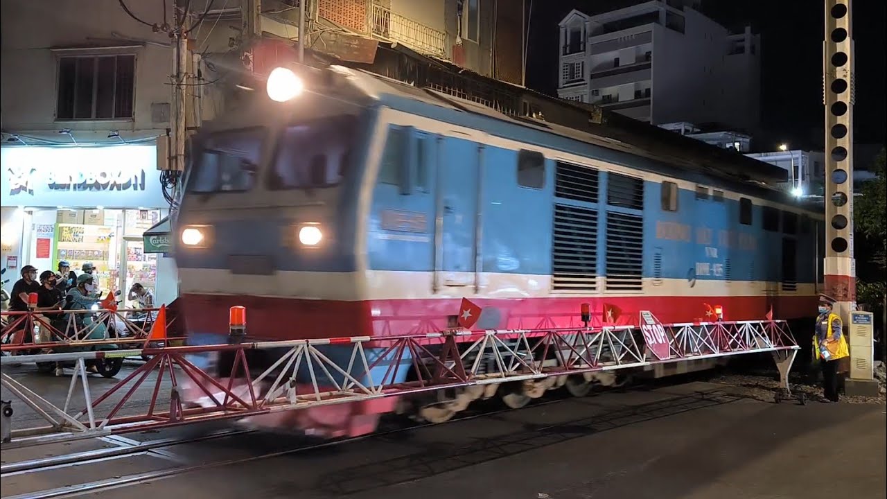 [2921 - TÀU TẾT 2026] D19E-935 kéo tàu SE16 chở khách chuyến cuối cùng | 21:14 - 23.02.2026