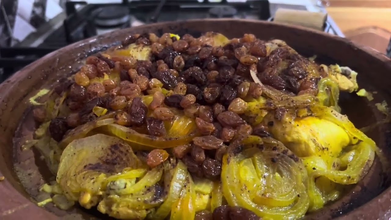 طاجين الدجاج بالبصلة والزبيب كيجي معلك معسل  المذاق خطييير😋#explor#motivation #food #love