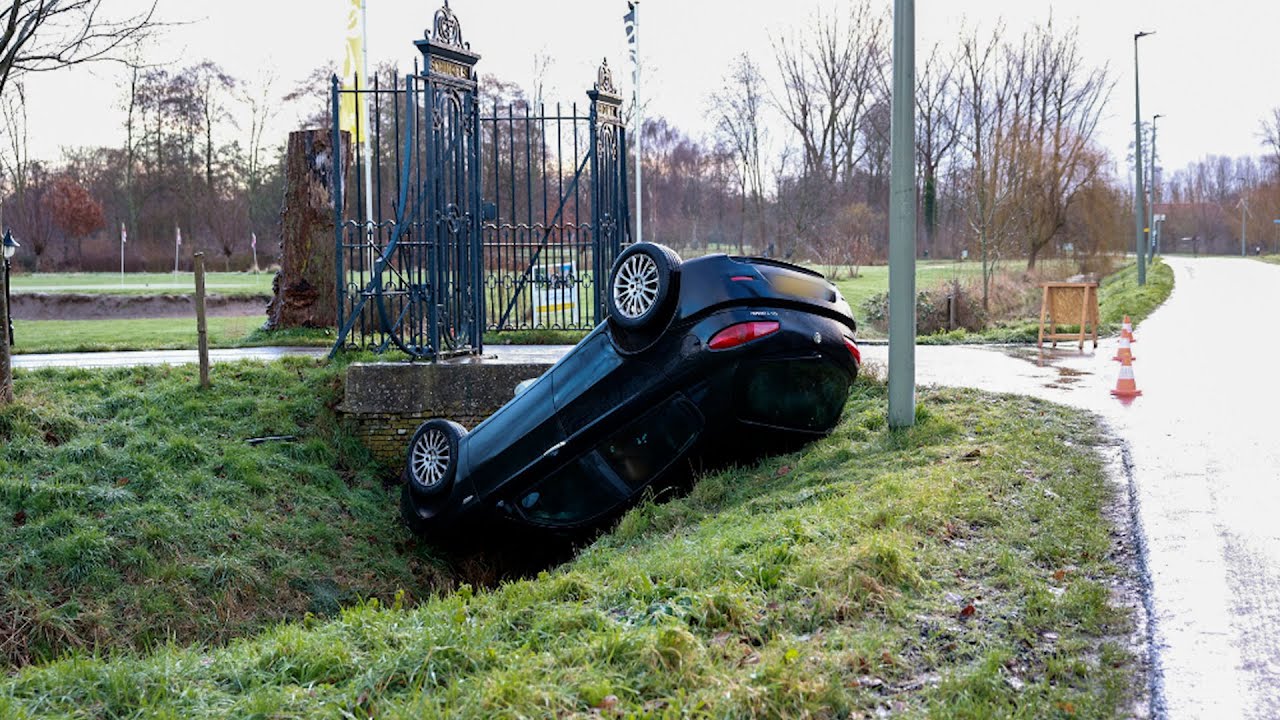 Vier auto&rsquo;s de sloot in, politie ramt voertuigen vanwege gladheid