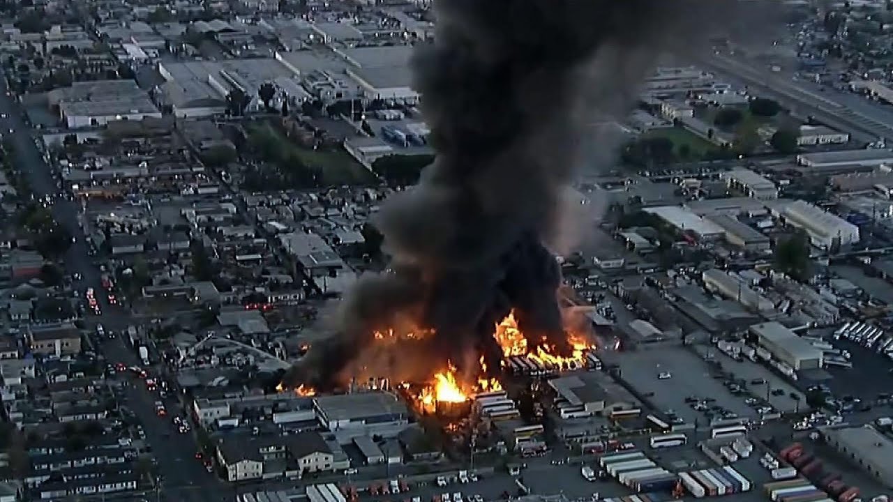 Big fire burns commercial yard, buses in LA County