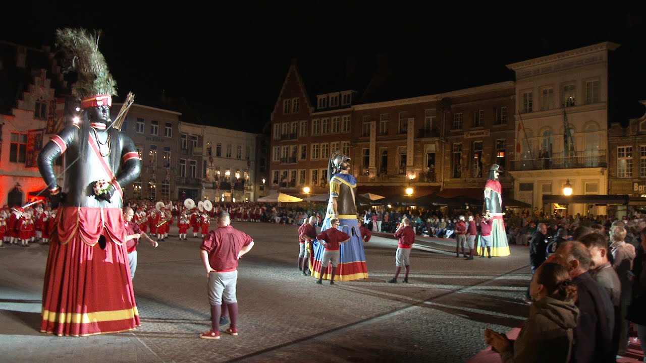 de volledige stoet van Katuit  op de grote markt  in Dendermonde 2023