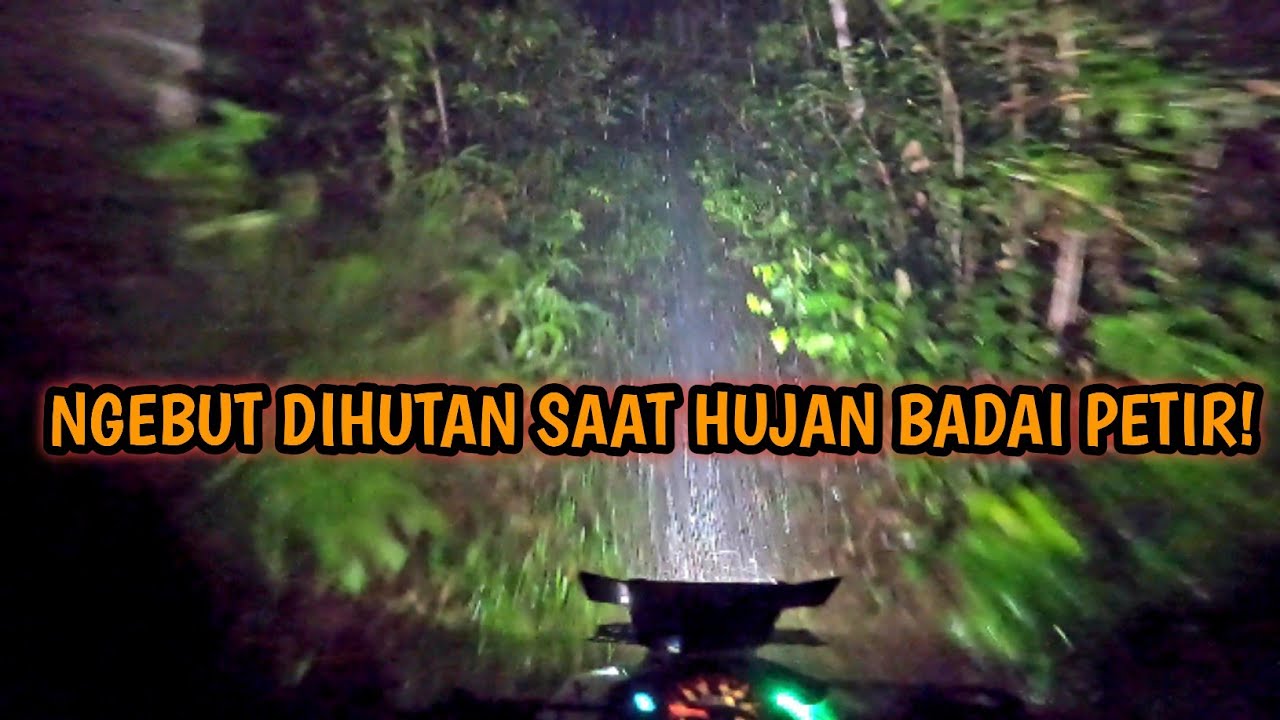 SENSASI NAIK MOTOR HUJAN BADAI NGEBUT MASUK HUTAN ANGKER JAM 12 MALAM! ADA ORANG ANEH DIDALAM HUTAN!