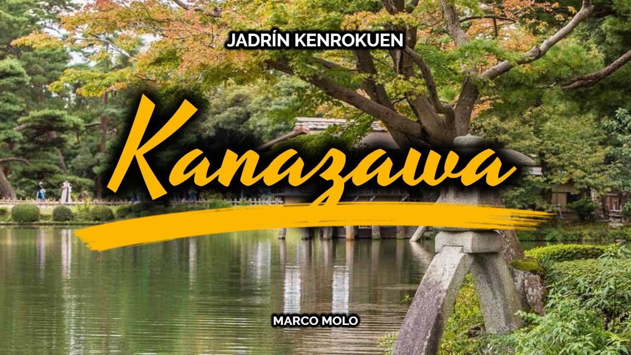 Caminando por el jardín Kenroku-en de Kanazawa, Japón.
