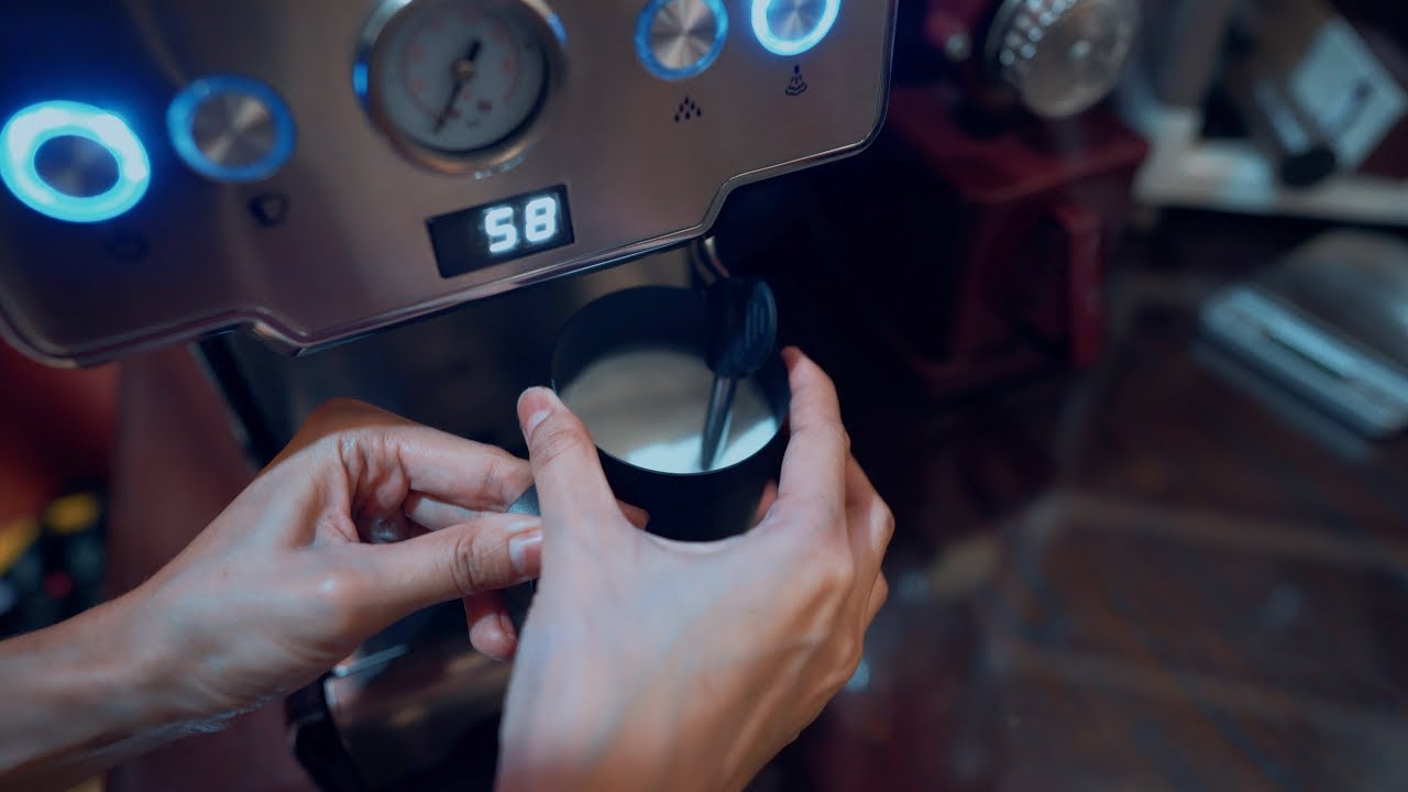 Steam Susu di Mesin Kopi JEN1688