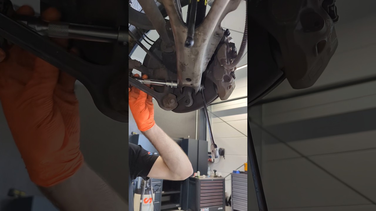 Removing a leaky ABC strut #mechanic #repair #mercedes #cl600 #v12 #coupe #suspension #strut