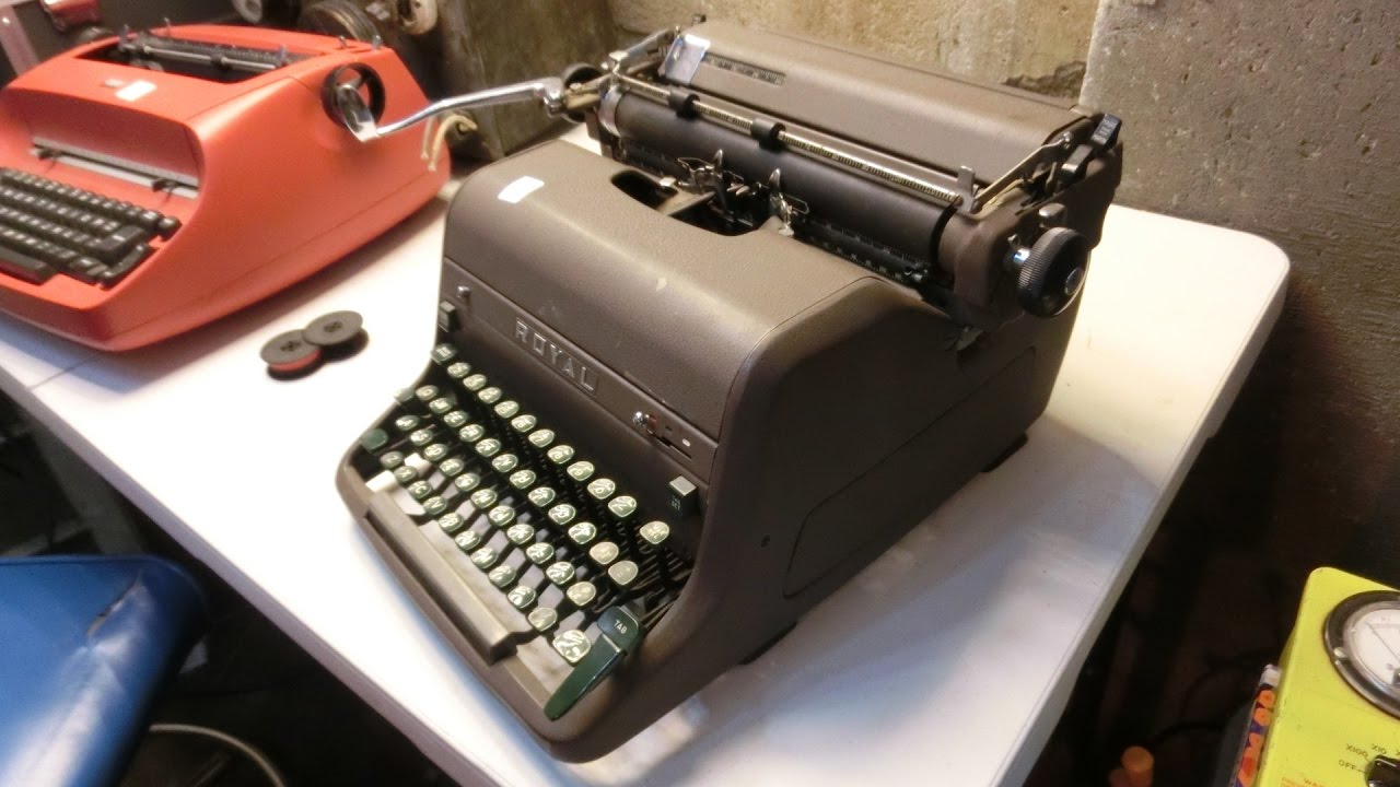 Изношенная пишущая машинка Royal HH 1950-х годов, смазочный механизм и замена ленты