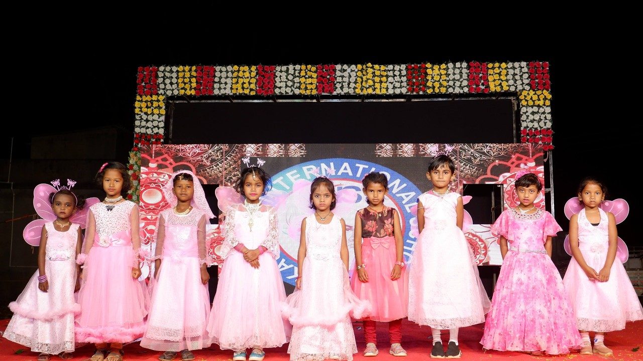Chale Jaise Hawaien || UKG Girls || The Space Odyssey || Kautilya International School