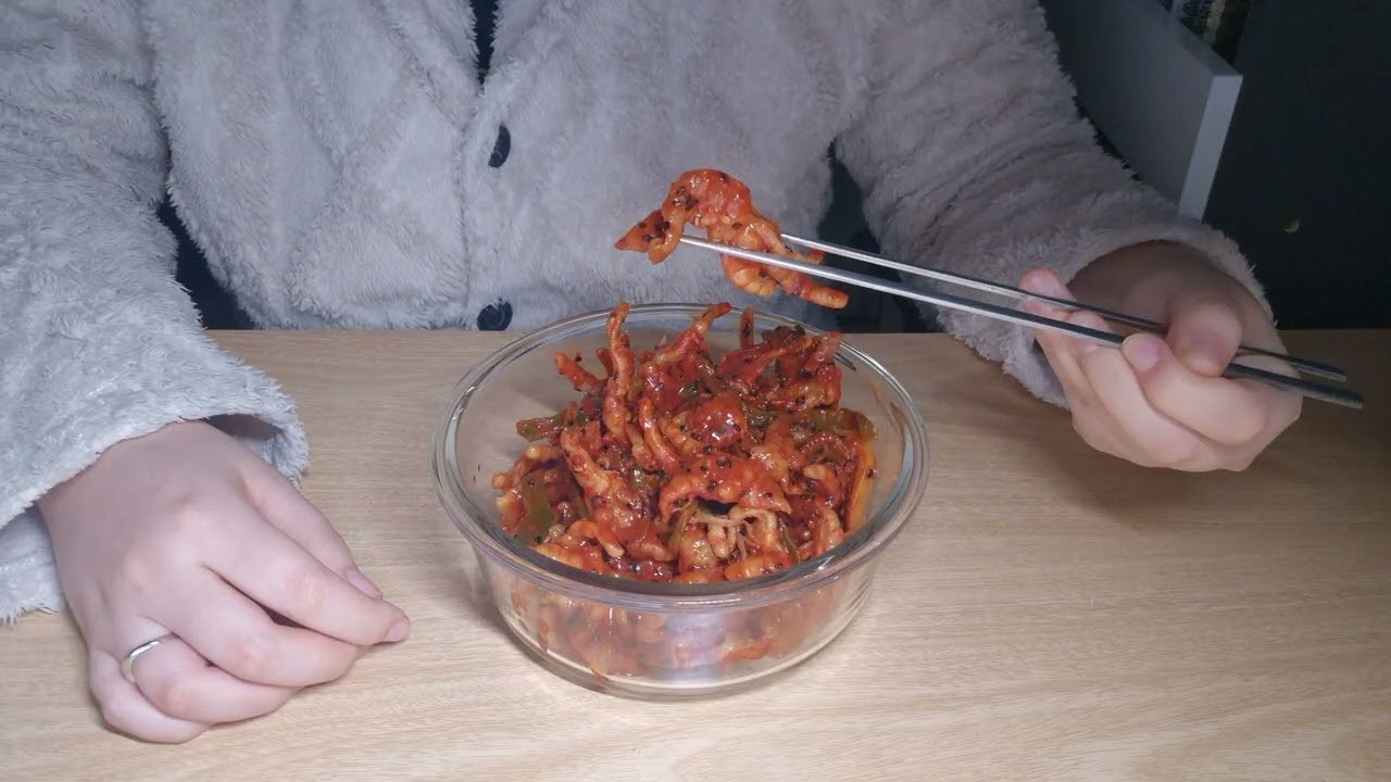 닭발을 산더미처럼 쌓아두고서 먹고 싶어