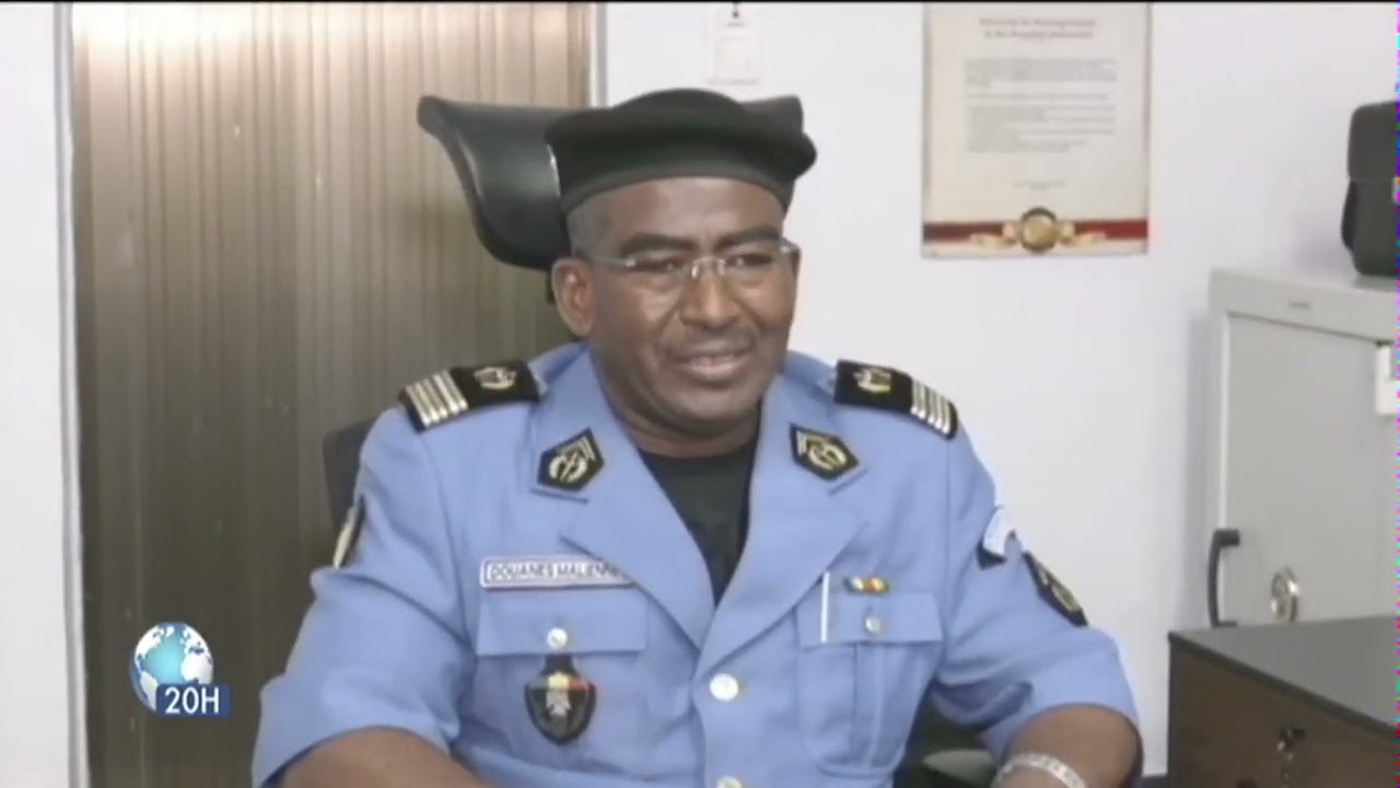 Trafiquant | La douane malienne attrape des faussaires de vignettes pour véhicule.