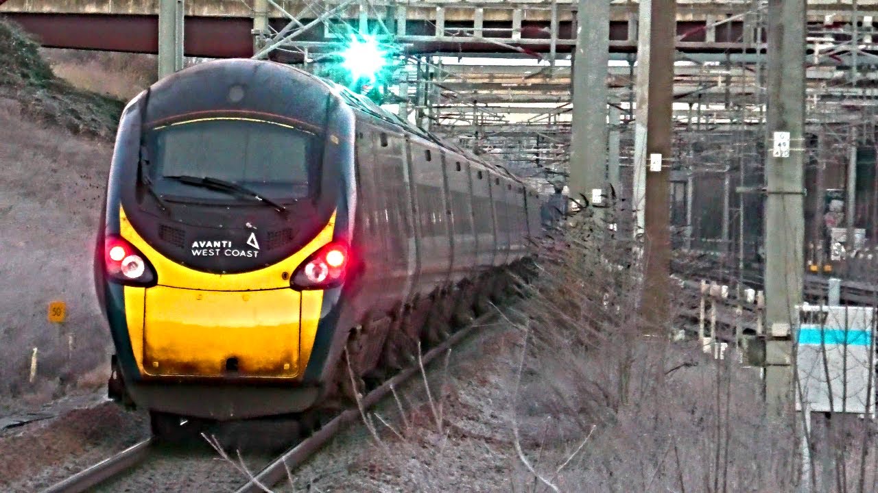 Frosty Morning Trains at Milton Keynes Central, WCML + Extreme Pantograph Arching!! 06/01/22