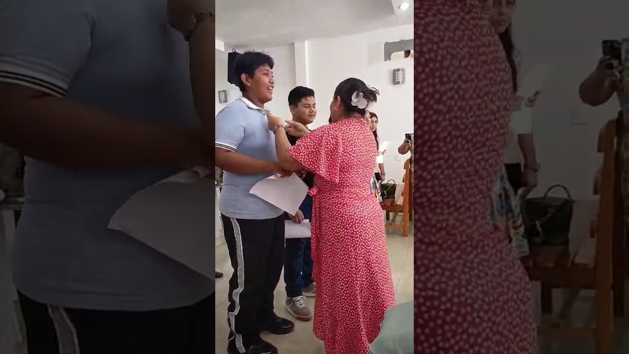 Los muchachos están recibiendo la cruz del apostolados en la hermita divino niño jesús...