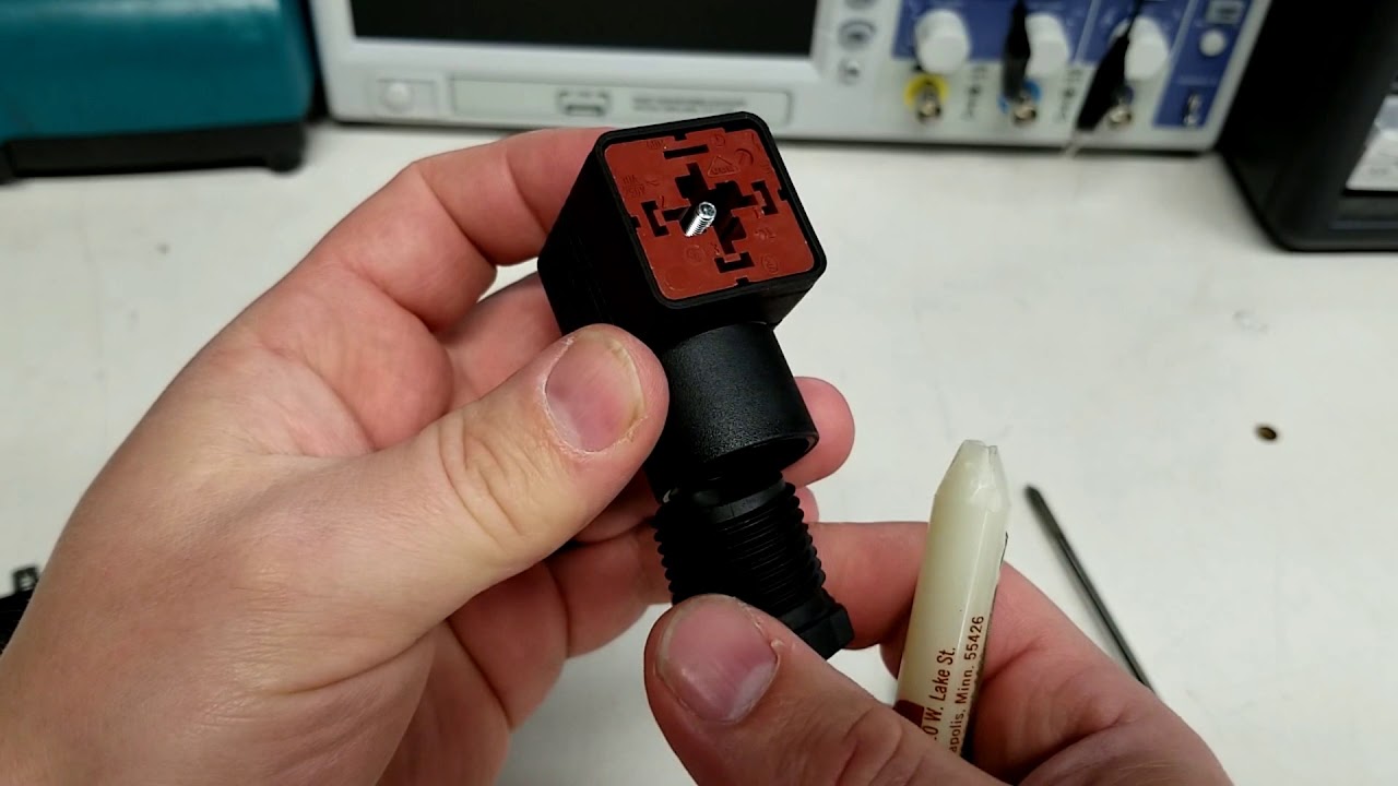 Taking apart hydraulic style din connector