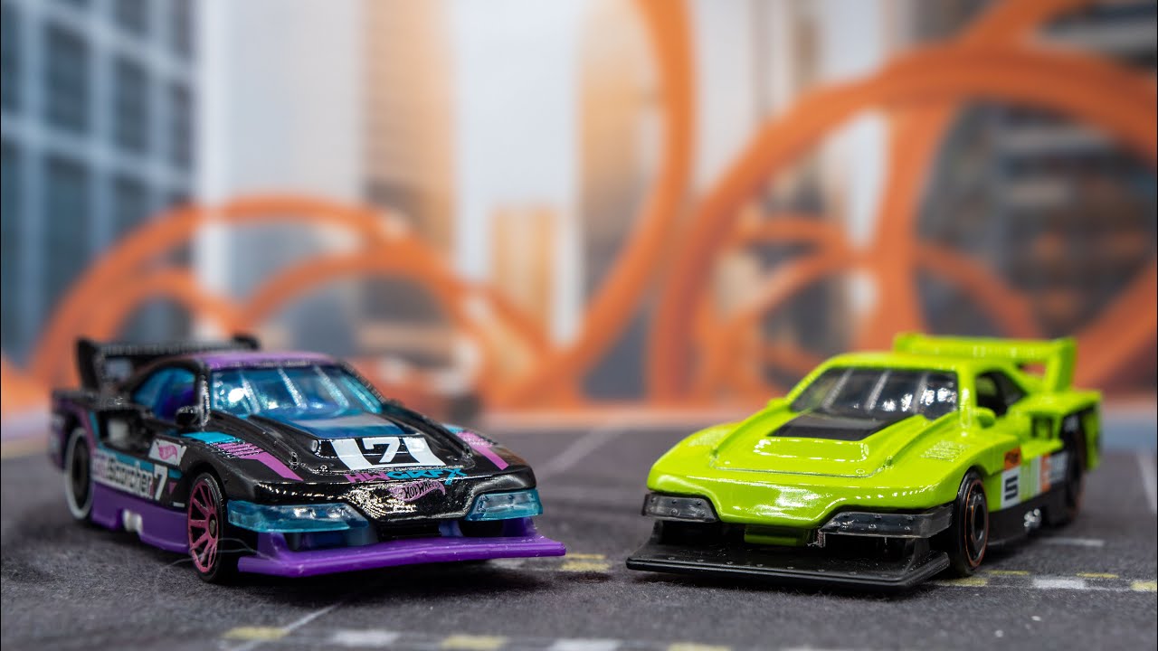 GT Scorcher Netflix vs. Retro Racers – Hot Wheels 2024 #HTC08 vs. 2025 #JBJ86 - Lets Race - 360 Grad