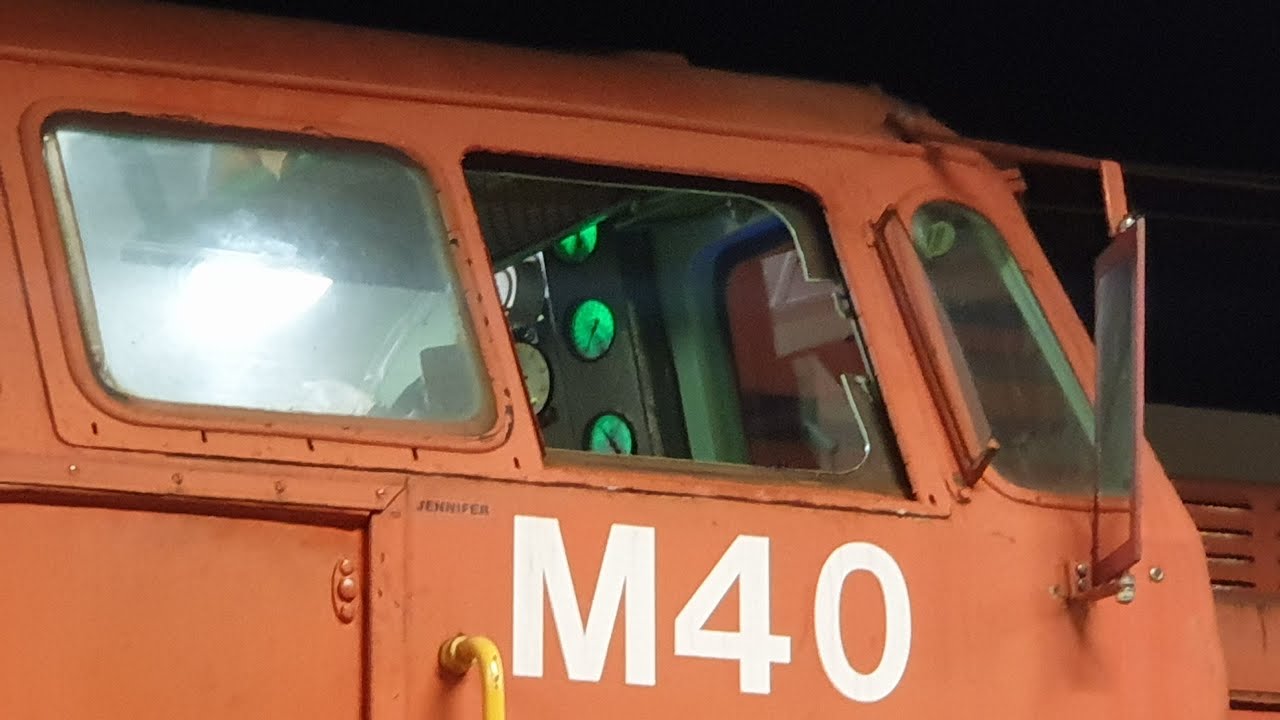 M40 203 mozdony a taksonyi vasútállomáson pöfékel. 2025.11.01. (1080p60 HD)
