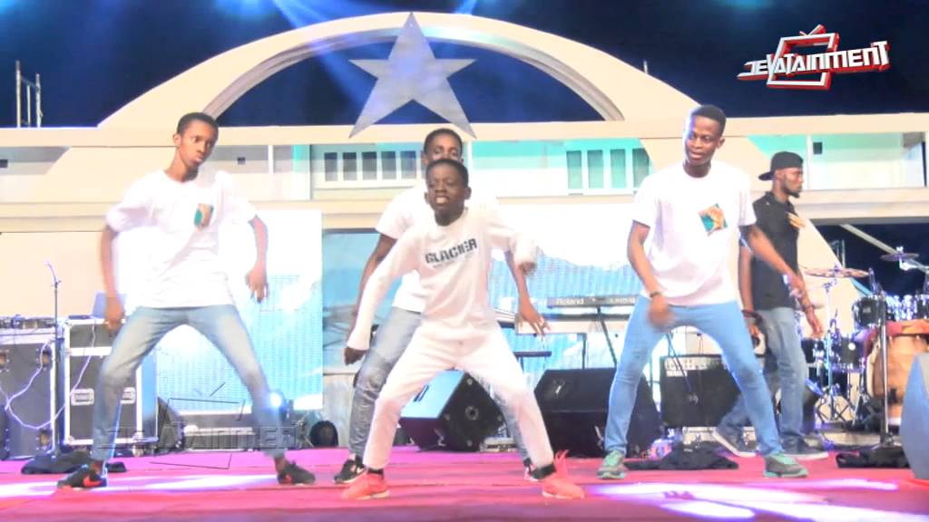 Shatta Wale s Chop Kiss and Wisa s Ekiki me dance performance @ Freedom Concert 2016